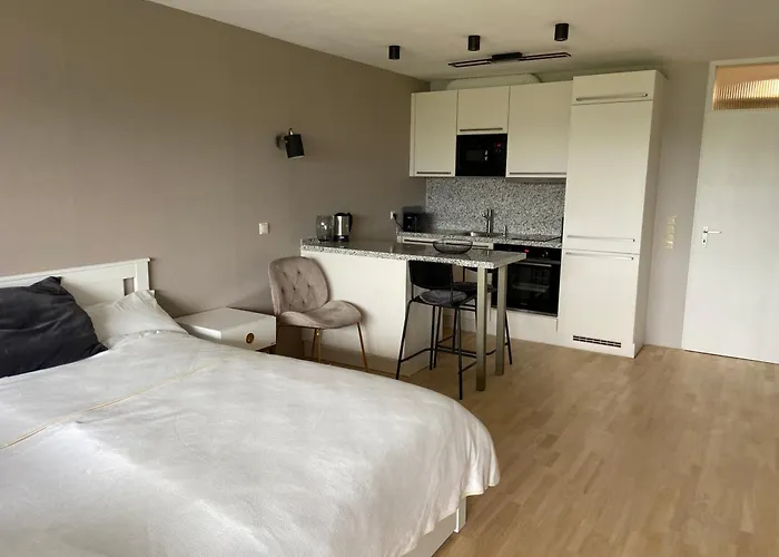 Freshly Renovated Studio Apartment - Top Location In Weinstadt