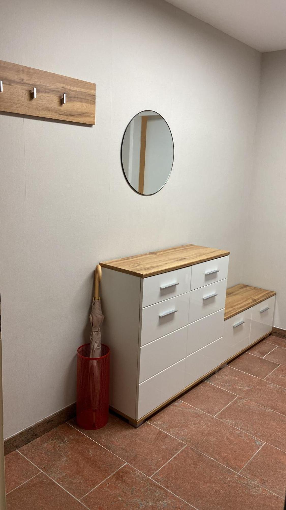 Freshly Renovated - Location In